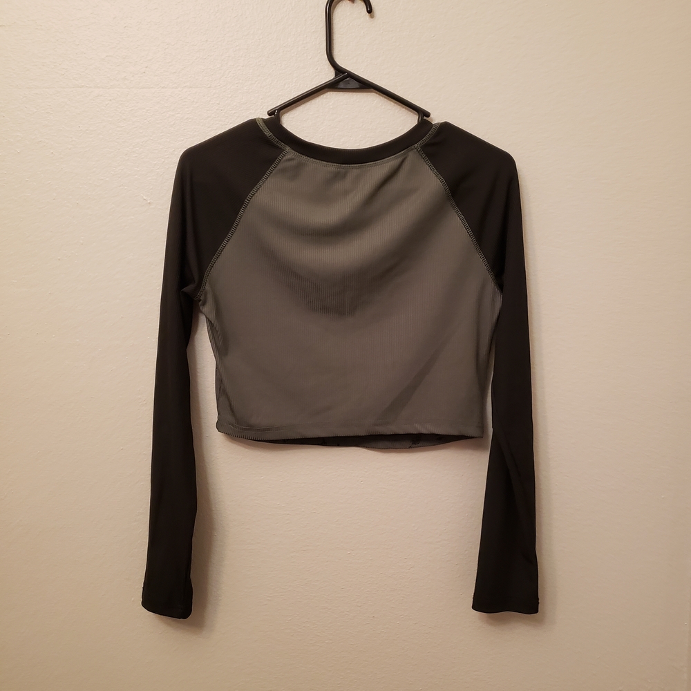 Women's Black and Olive Skull Print Crop Top - Picture 3 of 5